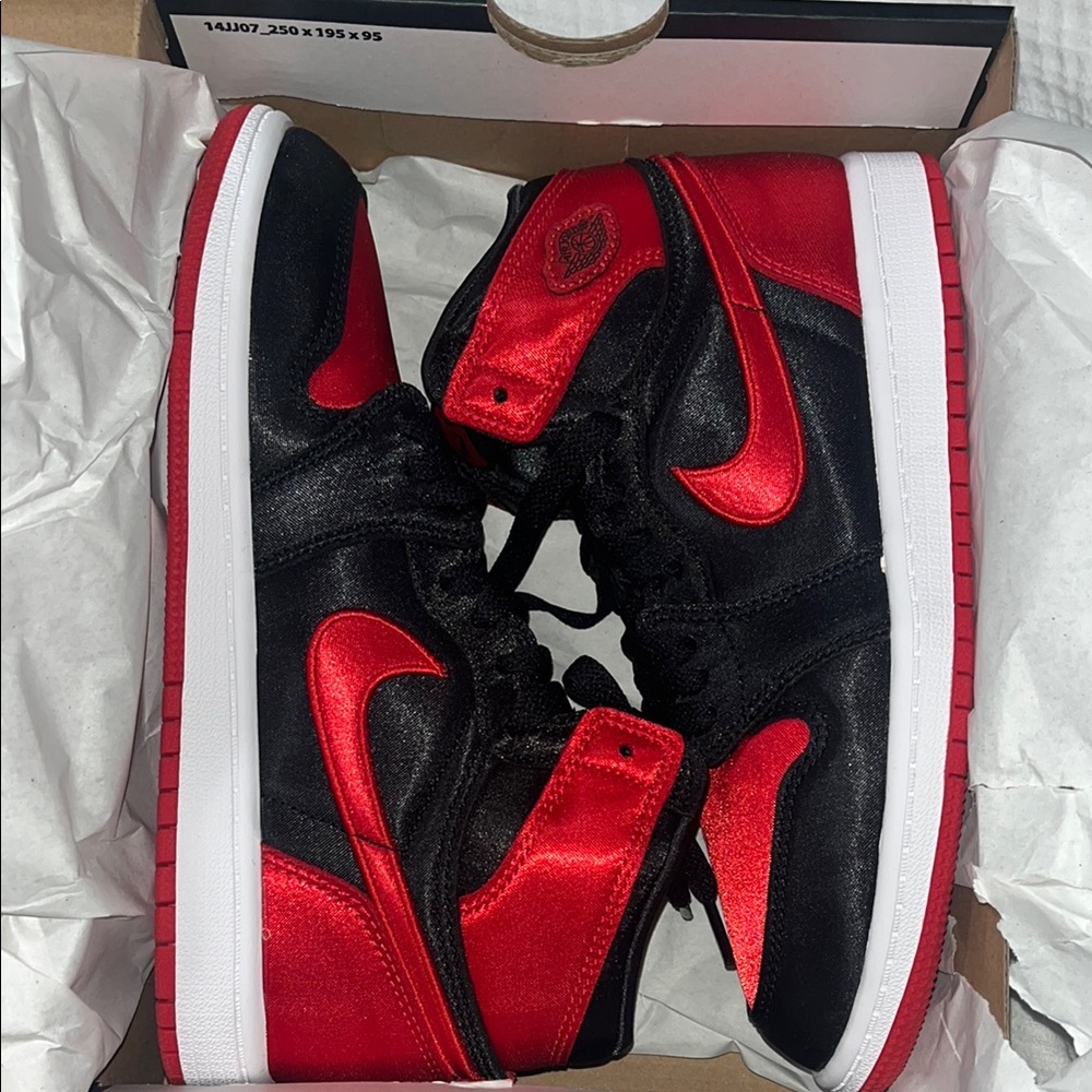 New Kids Jordan 1 Retro High OG Satin Bred (PS)